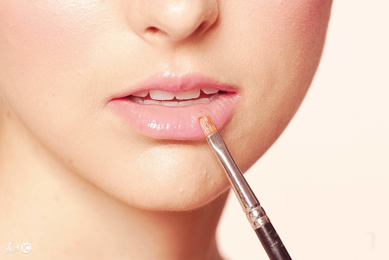 涂什么让嘴唇变得有光泽水润,脸部暗黄没有光泽度怎么调