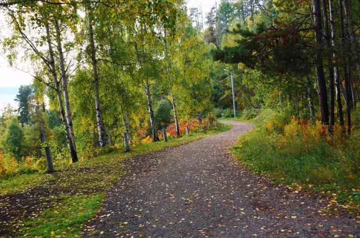 坐火车穿越俄罗斯西伯利亚,欧洲火车途经小镇