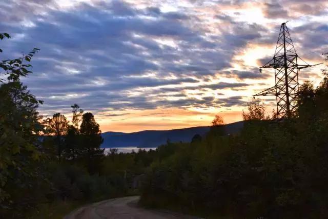 坐火车穿越俄罗斯西伯利亚,欧洲火车途经小镇