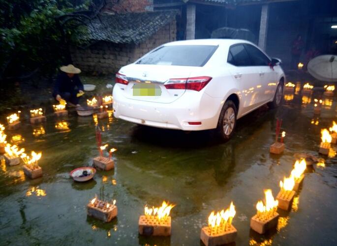 小伙提新车回乡村，祭车全进程，憨厚的一家人让人仰慕！