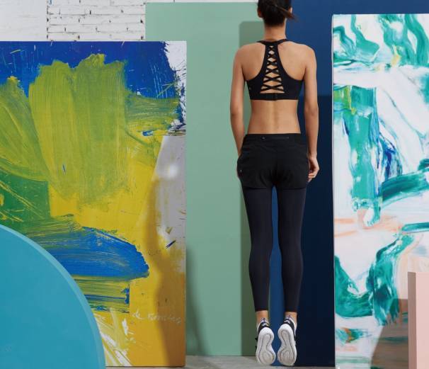 江疏影短袖绿色套装,江疏影穿的阿迪达斯羽绒服