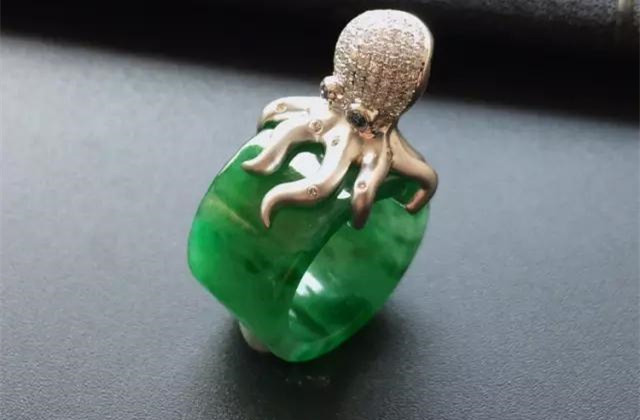 据说这种翡翠，生意人见一个爱一个！外形就像“啤酒桶”！