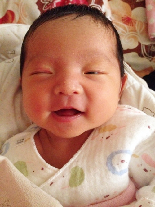 宝宝出生后不喜欢动,宝宝生下来不愿意睁眼睛