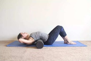 颈椎胸椎腰椎疼康复训练,治疗颈椎背部疼痛的按摩手法