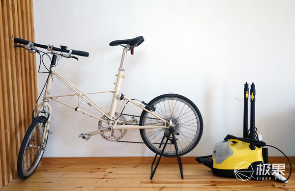 地板上粘东西了怎么弄掉,地板上粘了水泥怎么办