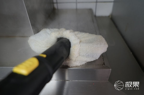 地板上粘东西了怎么弄掉,地板上粘了水泥怎么办