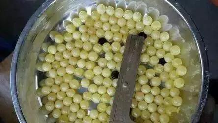 藏区老蜜蜡极品鸡油黄,鸡油老蜜蜡用紫光灯打是什么颜色