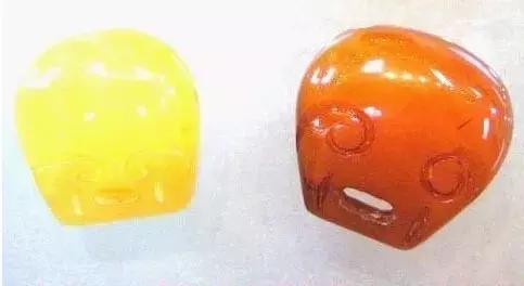 藏区老蜜蜡极品鸡油黄,鸡油老蜜蜡用紫光灯打是什么颜色