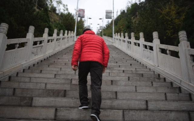 羽绒服500块贵不贵,价格在500元左右的羽绒服