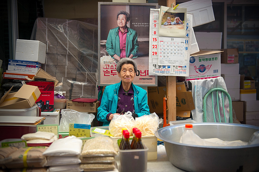 韩国女生街头小吃摆摊,广州韩国炸鸡摆地摊