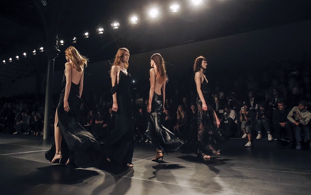 终于甩好了肉准备塞进这些衣裤的时候｜罪魁祸首跑了～