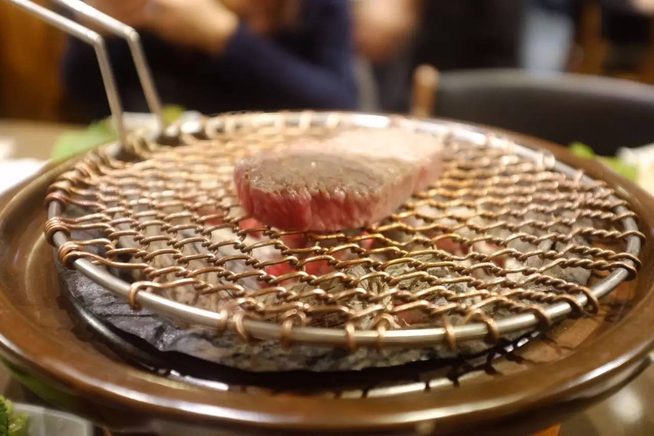 韩国街拍高清时装秀,韩国时装周街拍情侣