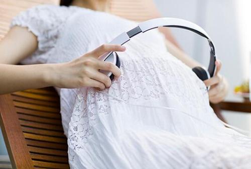 怀孕初期出血吃什么食物对身体好,怀孕初期出血掉出一块肉好像孕囊