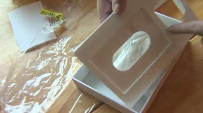 女子买完iPad,打开包装盒后却花容失色