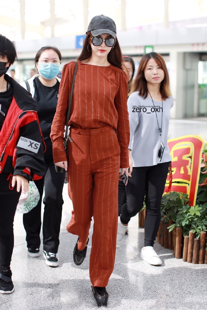 唐嫣穿的小直筒裤,唐嫣穿的铅笔破洞裤很流行