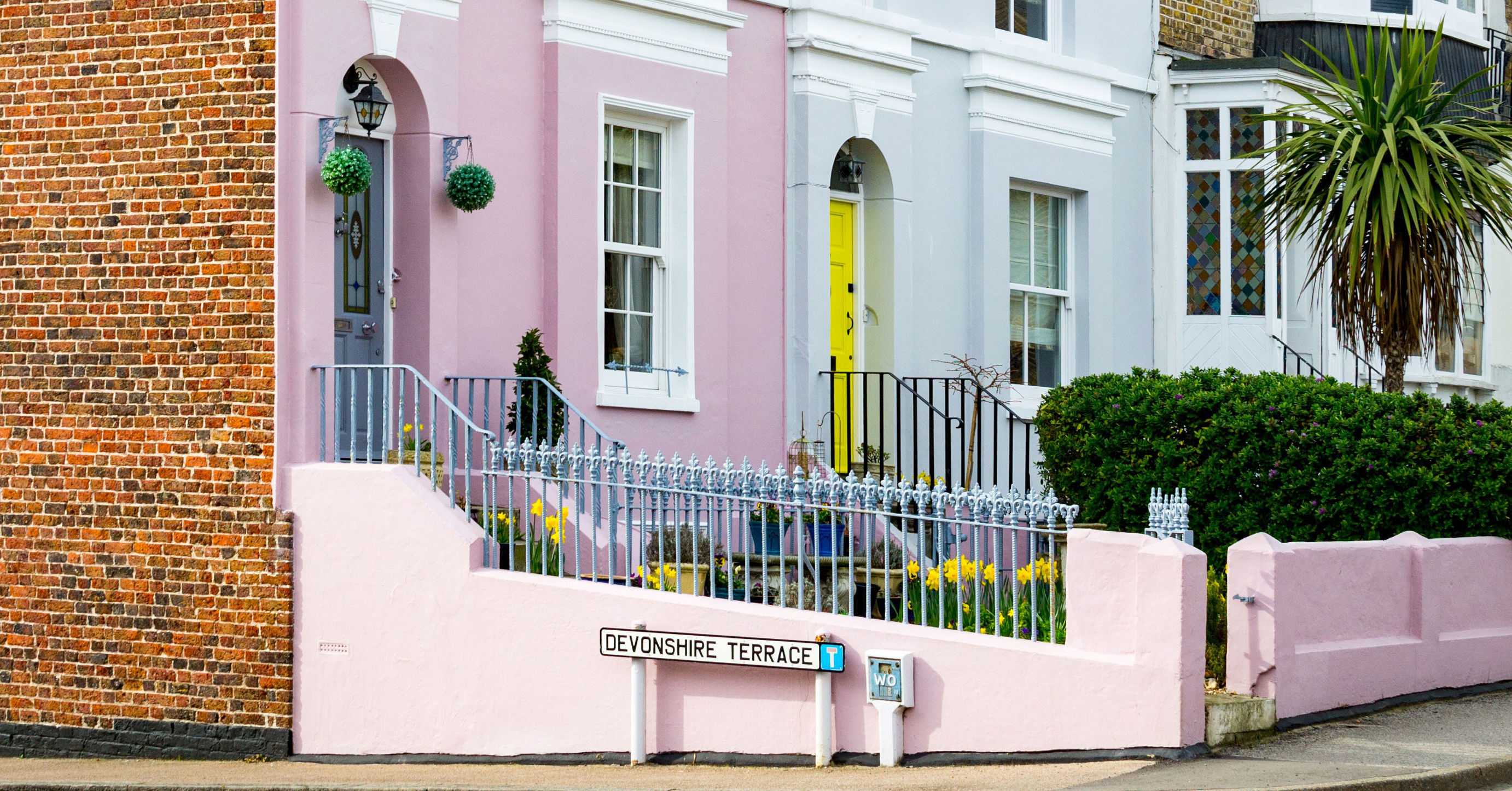 母亲安排我住她好友家，推开门我傻了：房主是我暗恋多年的男神