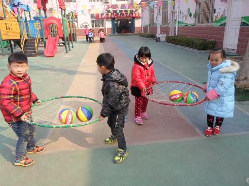幼儿园小班小球创意游戏,幼儿园皮球的玩法