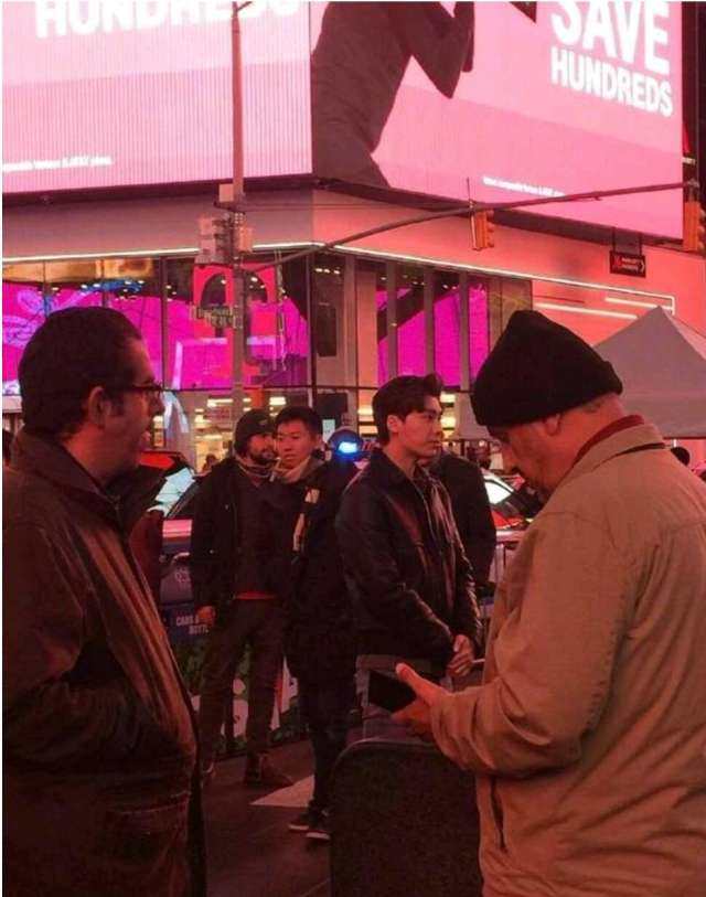 李易峰穿皮衣骑摩托车，现身纽约街头撩妹，粉丝直呼受到了暴击