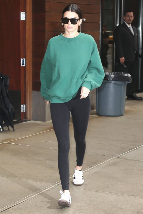 穿瑜伽服上街的照片,穿着瑜伽裤走在大街上什么心理