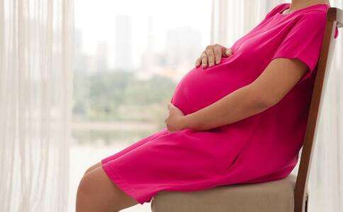孕晚期已入盆肚子有下坠感,孕晚期肚子下坠感强烈是不是生了