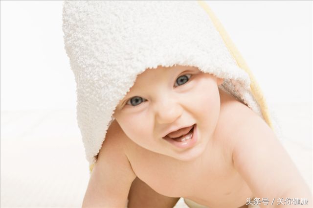 粉嫩婴儿心底有话，站远点别亲我，宝宝怕疱疹病毒