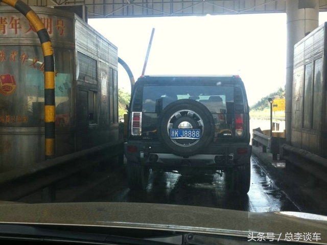 贵州唯一的黄牌悍马H1,比黄牌劳斯莱斯还稀有,一般的车位停不下