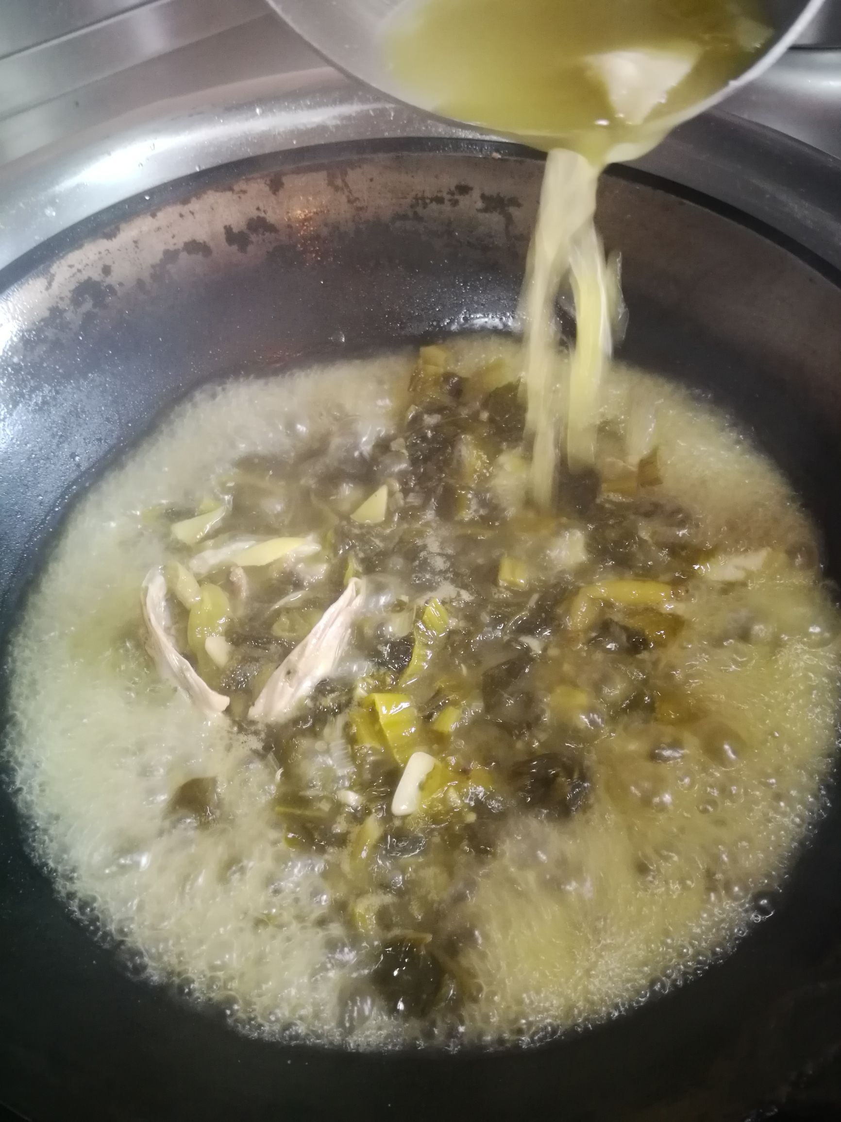 正宗酸菜鲈鱼的做法步骤视频,鲈鱼酸菜水煮鱼片的家常做法