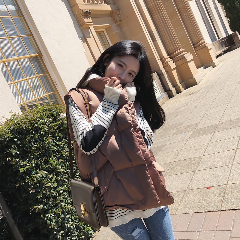 亮皮羽绒马甲穿出高级感,羽绒马甲打破冬日乏味穿搭