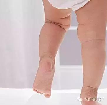 走得早担心腿弯，走得晚担心有毛病，娃儿学个走路麻麻不要太纠结