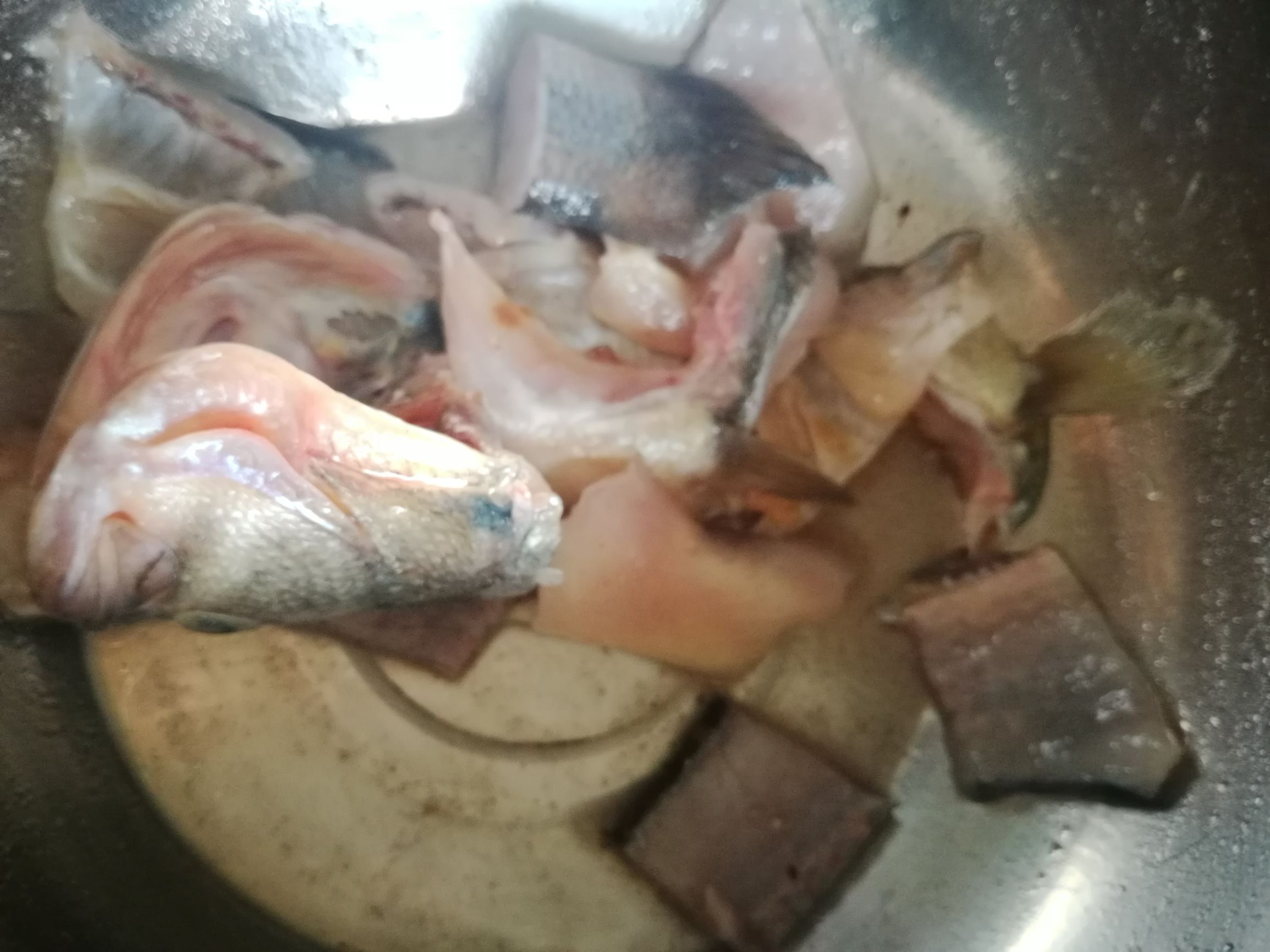 正宗酸菜鲈鱼的做法步骤视频,鲈鱼酸菜水煮鱼片的家常做法