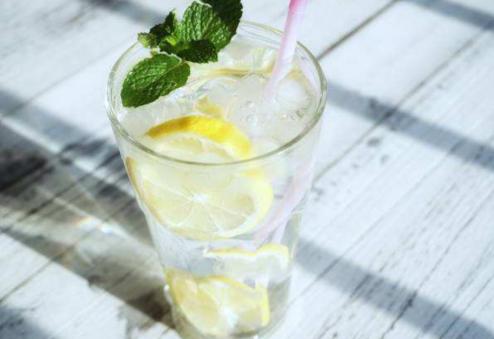 柠檬水的正确泡法禁忌,柠檬水的正确泡法功效