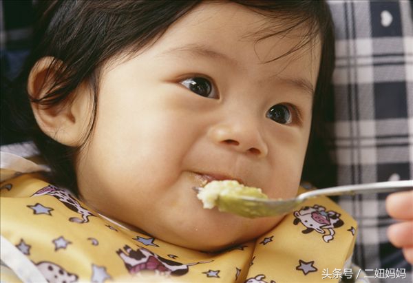 宝宝吃东西嚼嚼就吐掉,宝宝吃东西总是嚼不烂就会吐