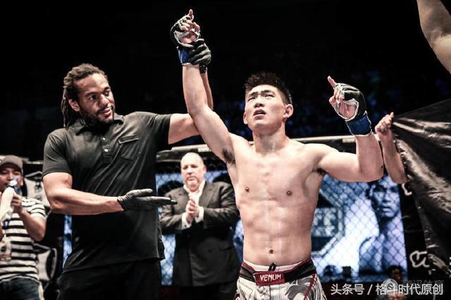 15岁离家追格斗梦小伙因伤退赛,90后悍将替补战世界第一格斗赛