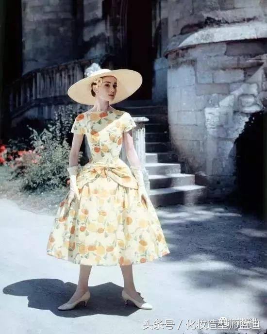 卡其色风衣怎么搭配裤子和鞋子,深蓝色风衣怎么搭配裤子鞋子