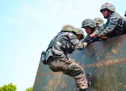 部队干部带兵以身作则,带兵要做好吃苦的准备