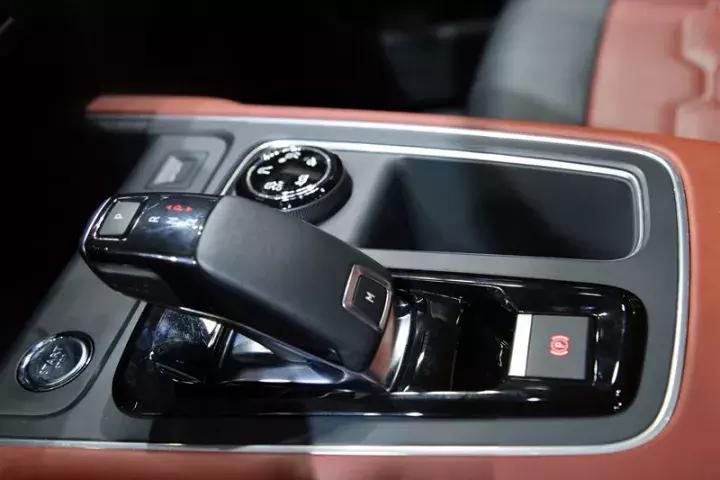 车尾挂着4个8,方向盘跟赛车一样,15万起搞得大众很羞涩!