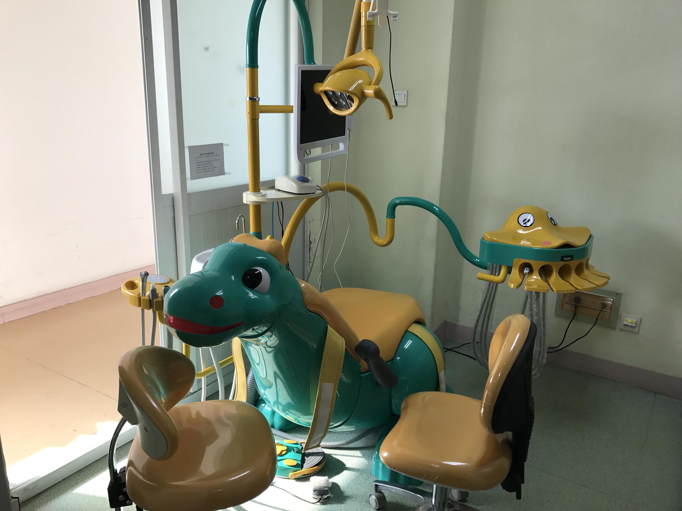 骑在“恐龙”背上边看动画边治牙看病也要萌萌哒