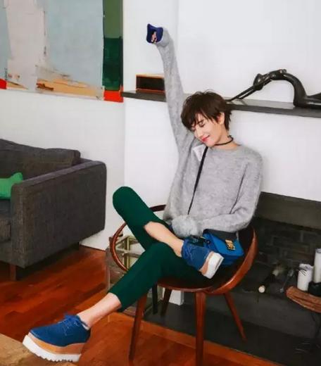 适合40-50岁圆脸中长发发型,适合圆脸微胖女生发型中长卷发