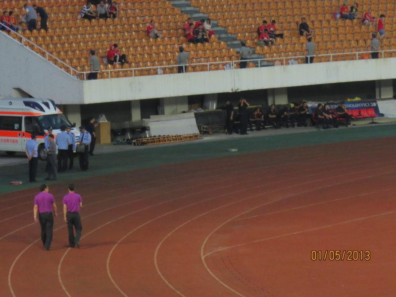 足协杯决赛临阵换人,足协杯再现15人超大规模冲突