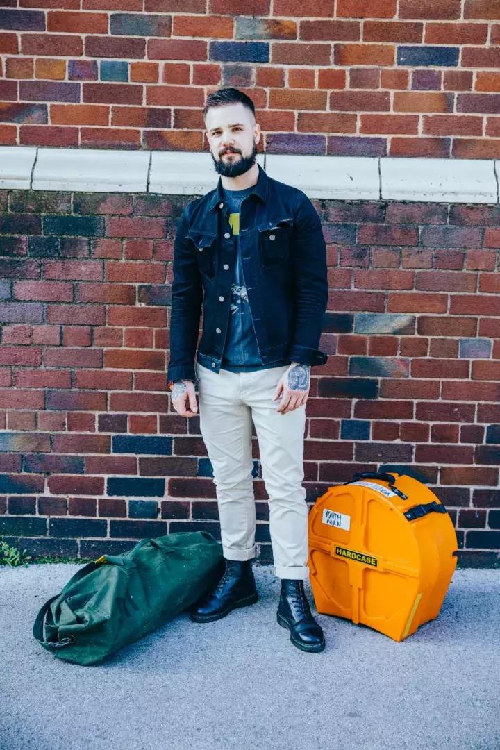 这双靴子一旦穿上就会“中毒”