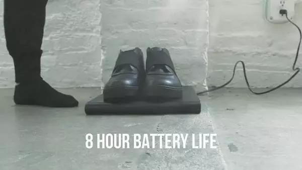 一双鞋摆在地上的表情包,两只鞋子表情包