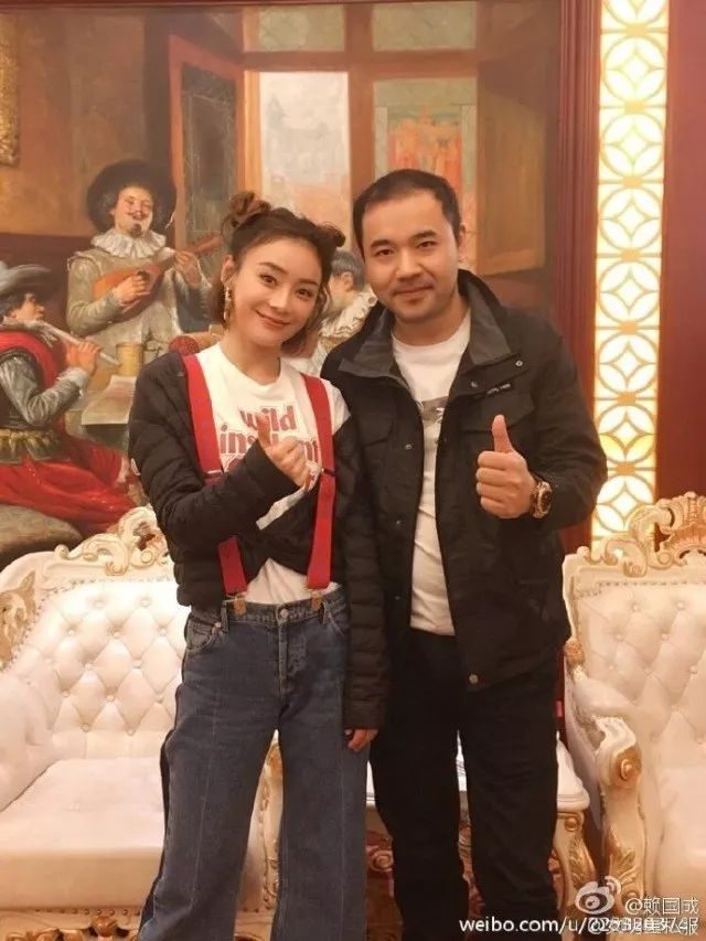 鹿晗刘昊然同款羽绒服,刘昊然中戏羽绒服机场