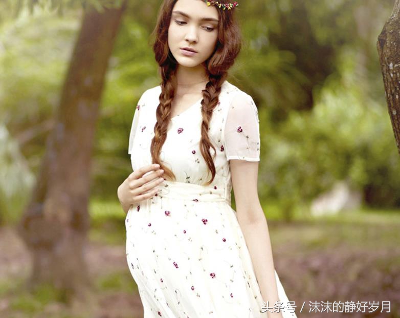 胎宝宝在肚子里是怎样的状态，除了B超，妈妈也能随时自我检查哦