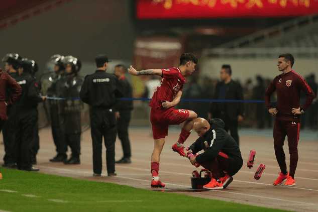 裁判吹响比赛结束哨音给点球,裁判吹响了终场哨声