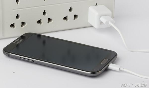 充着电来玩手机对充电器有影响吗,手机充电器给手机充电是交流电吗