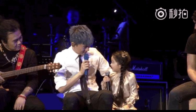 快乐大本营张杰阿拉蕾去演唱会,阿拉蕾雅涵和王祖蓝参加节目