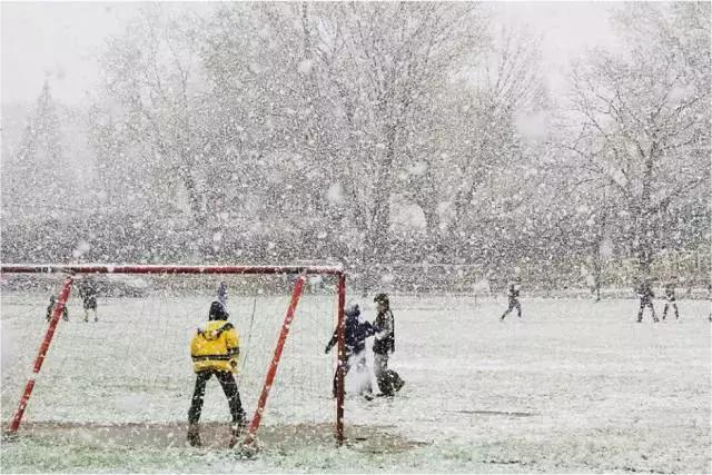 足球满眼都是青春的记忆,足球充满热爱