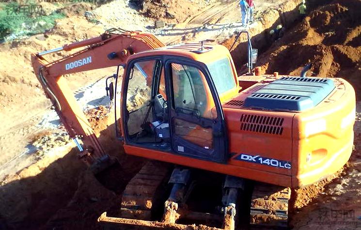 我在非洲开挖机:车坏了没法修,时刻提防打劫盗窃