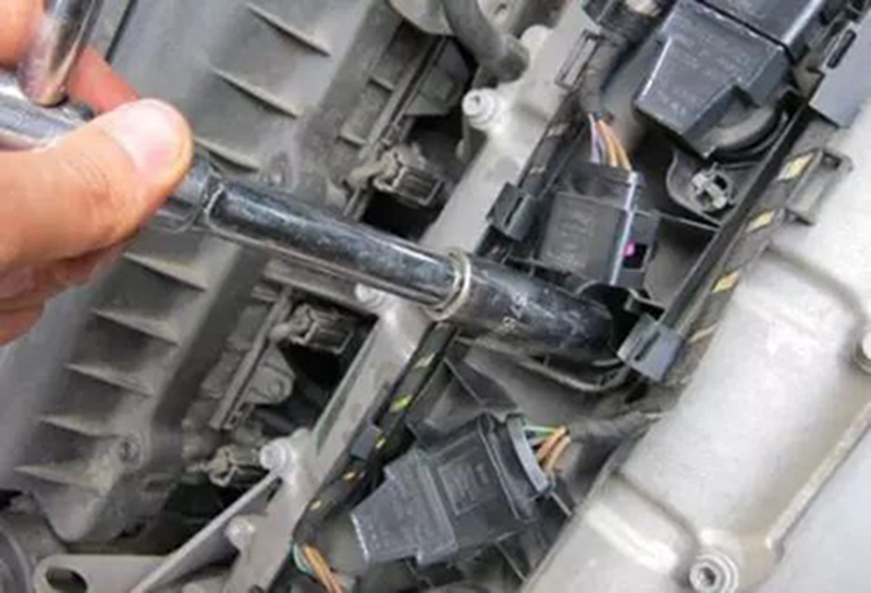 火花塞只换一个,火花塞只换一个会损伤发动机吗