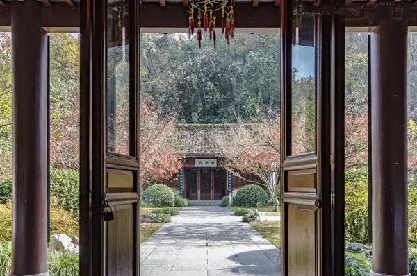 借得一把西湖伞，莫负江南雨一蓑